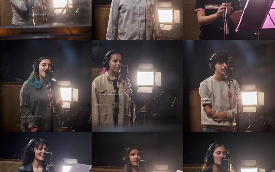 Els alumnes de cant viuen l’experiència de gravar en un estudi professional