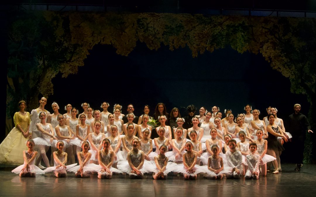 La nostra escola de Ballet Clàssic Manresa participa en una representació solidària amb ‘El Llac dels Cignes’ al Teatre Kursaal en benefici d’Althaia